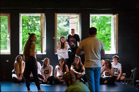 dort früher jetzt hier / Biografie – Generation – Transformation